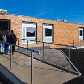 Salle de classe modulaire avec bardage en bois Algeco et rampe d’accès