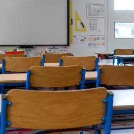 Salle de classe modulaire ALGECO® avec vue vers le tableau depuis la quatrième rangée