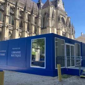 Billetterie et boutique modulaire ALGECO® bleue à côté de la cathédrale de Reims pour le Palais du Tau