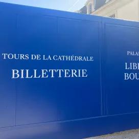 Façade de la billetterie et boutique modulaire ALGECO® bleue pour le Palais du Tau de Reims