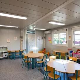 Salle de classe modulaire ALGECO® avec deux tables rondes pour enfants