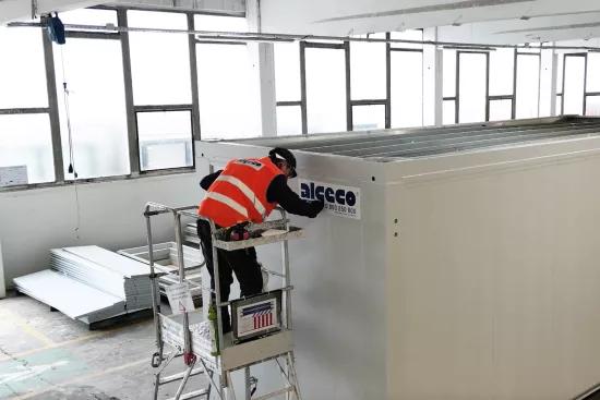 Technicien en intervention sur un bloc modulaire ALGECO®