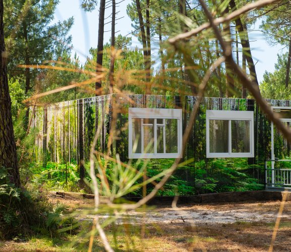 logement modulaire ALGECO® temporaire avec façade en trompe l’œil dans une forêt d’Arès (Bassin d’Arcachon)