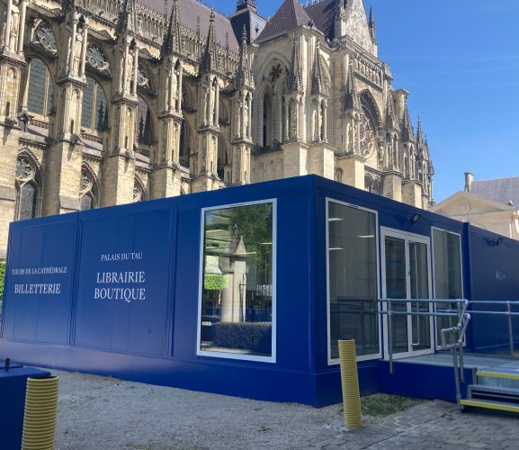 Billetterie et boutique modulaire ALGECO® bleue à côté de la cathédrale de Reims pour le Palais du Tau