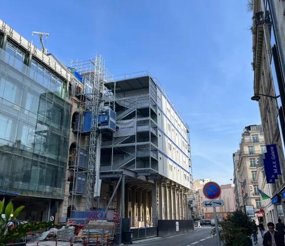 Chantier de construction en milieu urbain avec échafaudages