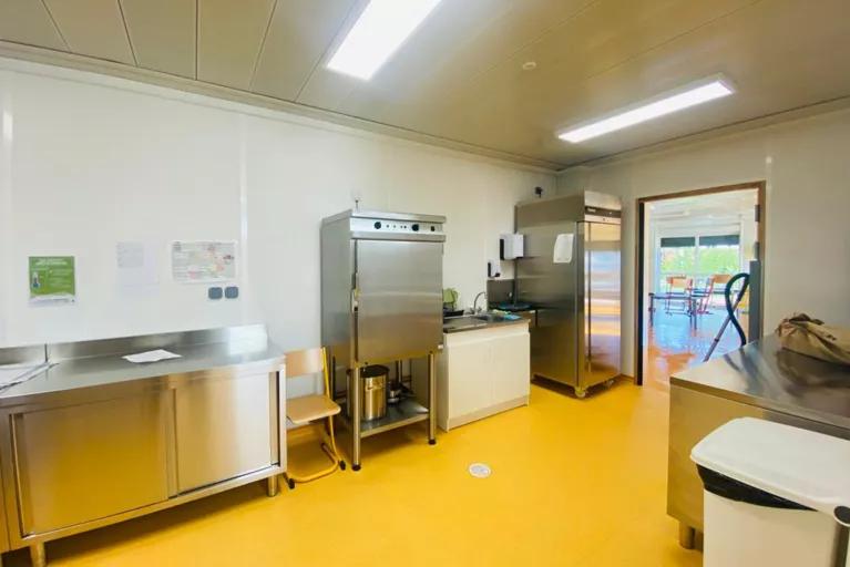 cuisine modulaire professionnelle Algeco pour cantine d’école