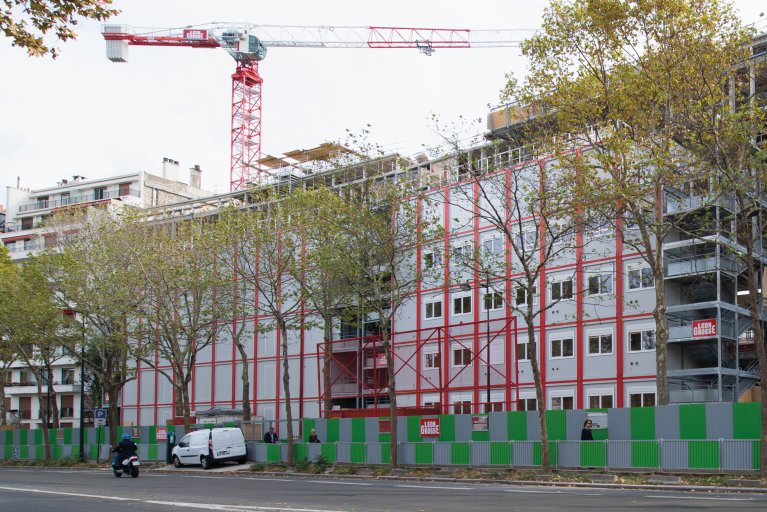 Un chantier ALGECO à Paris avec des barrières de sécurité 