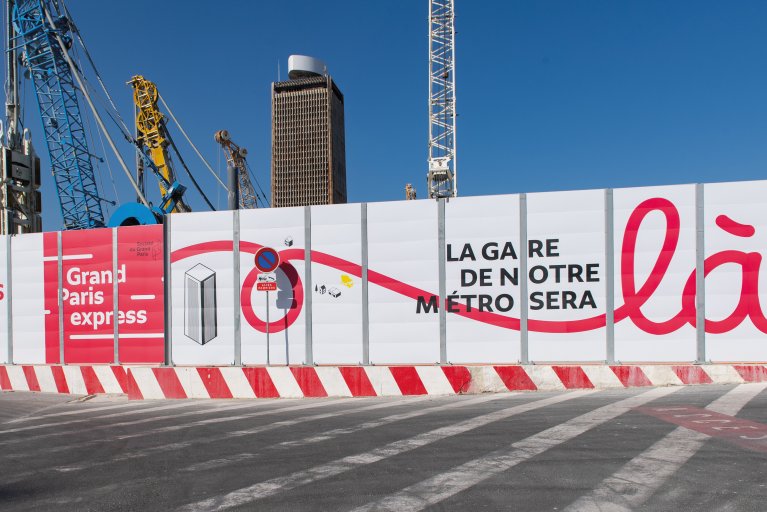 barrières de sécurité de chantier type palissade pour une gare de métro du Grand Paris Express