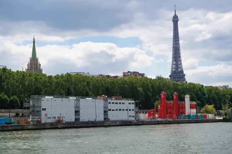 bungalows de chantier ALGECO® en base vie le long de la Seine à Paris