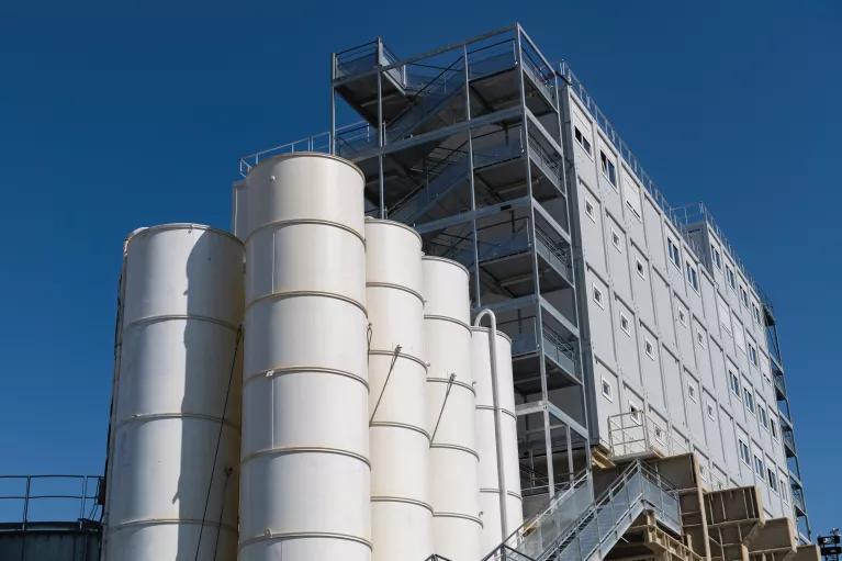 bungalows de chantiers ALGECO® en base vie avec silos sous un ciel bleu