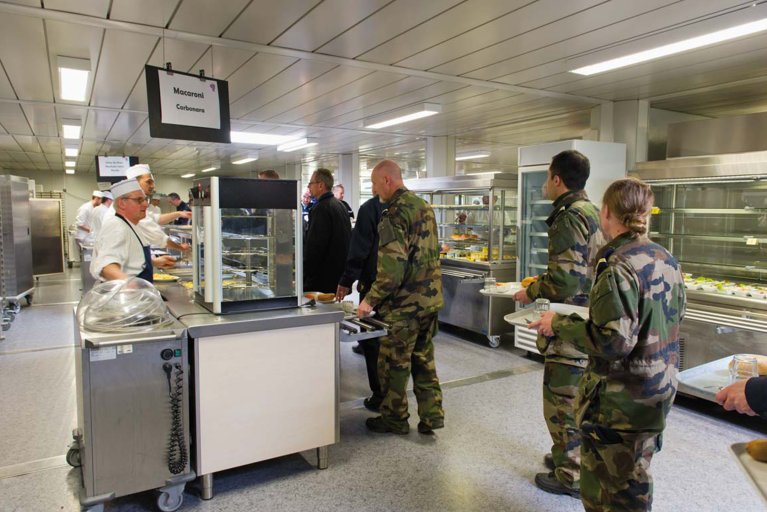 cantine militaire modulaire ALGECO® avec soldats et personnels en uniforme en file d’attente