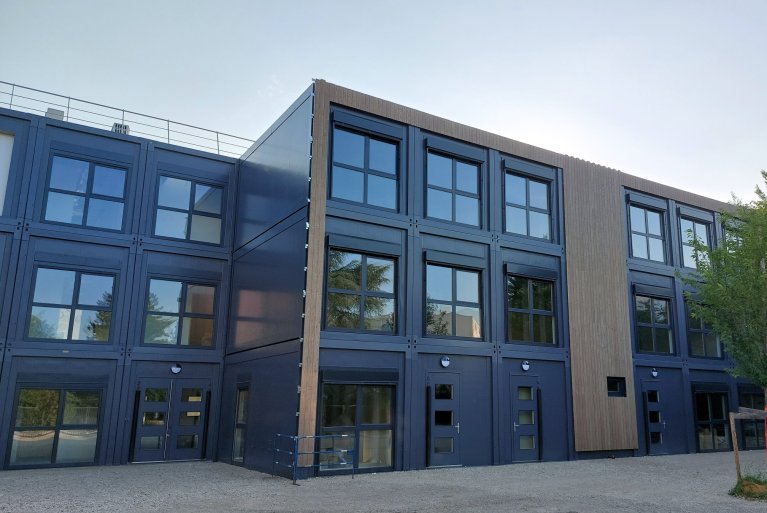 École modulaire ALGECO® à trois étages à façade moderne et élégante bois et métal foncé