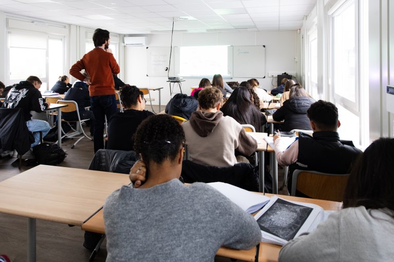 Salle de classe modulaire ALGECO® avec le professeur et ses élèves en activité