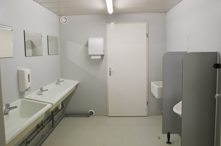 toilettes de chantier modulaires ALGECO® avec doubles lavabos et urinoirs