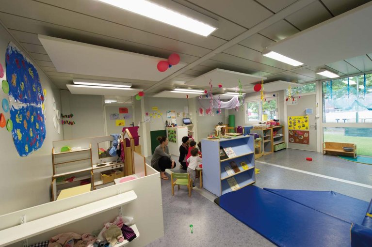 intérieur de crèche modulaire ALGECO® sur triple module avec jeux et activités