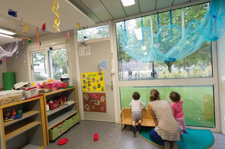 vue sur l’extérieur depuis une crèche modulaire ALGECO®