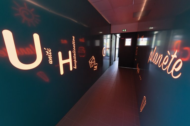 Couloir d'hôpital modulaire ALGECO® avec inscriptions lumineuses sur les murs