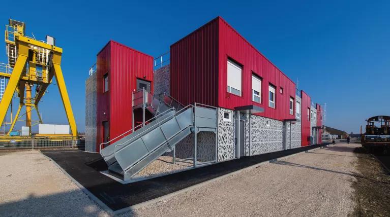 Bâtiment industriel modulaire rouge ALGECO® avec escaliers extérieurs