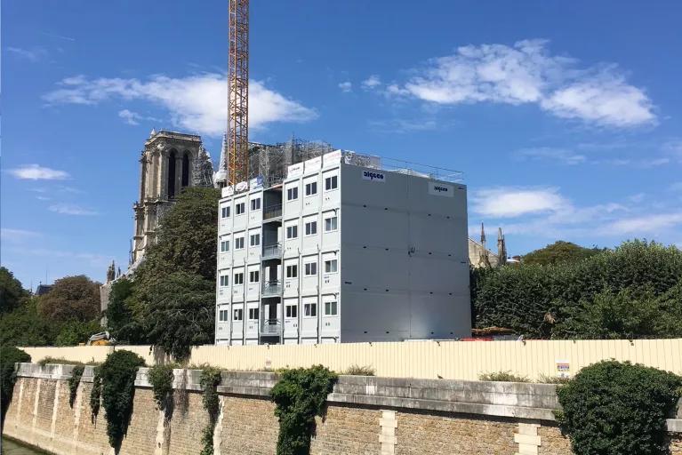 Base vie ALGECO®près de Notre-Dame avec une grue en arrière-plan