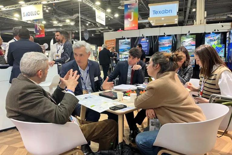 Réunion professionnelle au salon des Maires avec stand Algeco