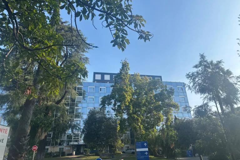 Bureaux modulaires ALGECO® sur le toit d’un Immeuble moderne entouré de verdure sous un ciel dégagé