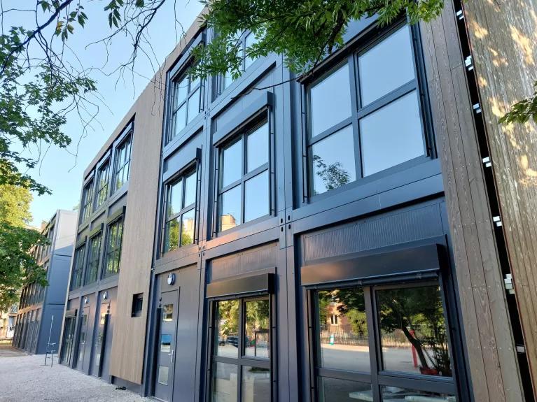 Façade moderne d'un bâtiment modulaire ALGECO® en bois et métal