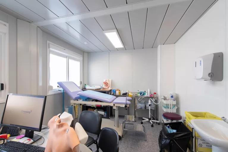 Salle de soins médicaux modulaire ALGECO®du centre de santé transitoire de Fontenay-sous-Bois