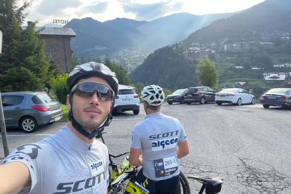 Cyclistes à l’arrêt sur une route montagneuse avec voitures
