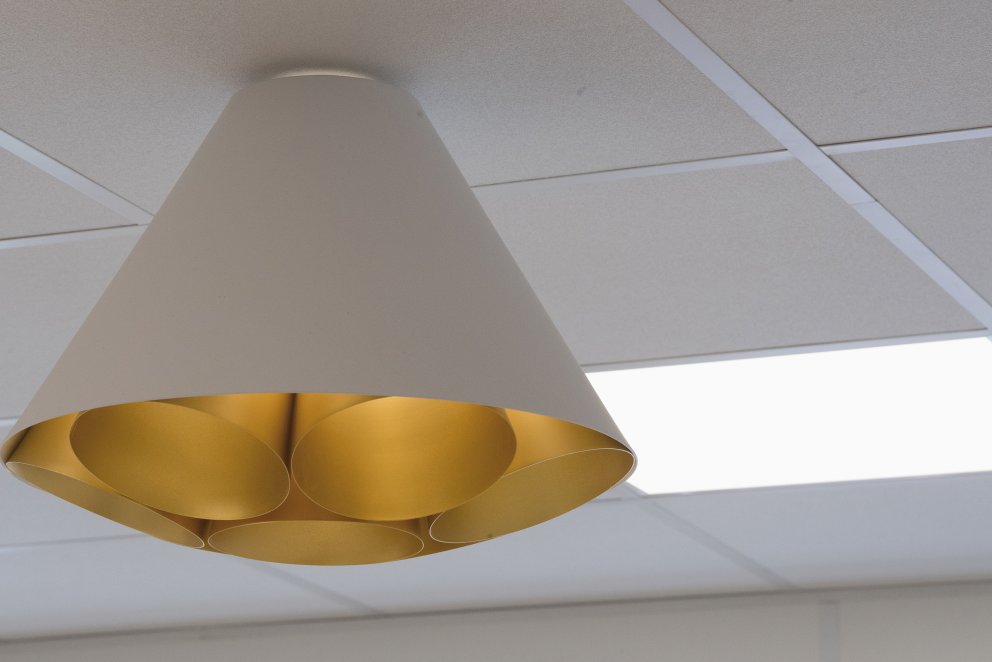 luminaire moderne fixé au plafond  forme conique inversée extérieur blanc intérieur doré