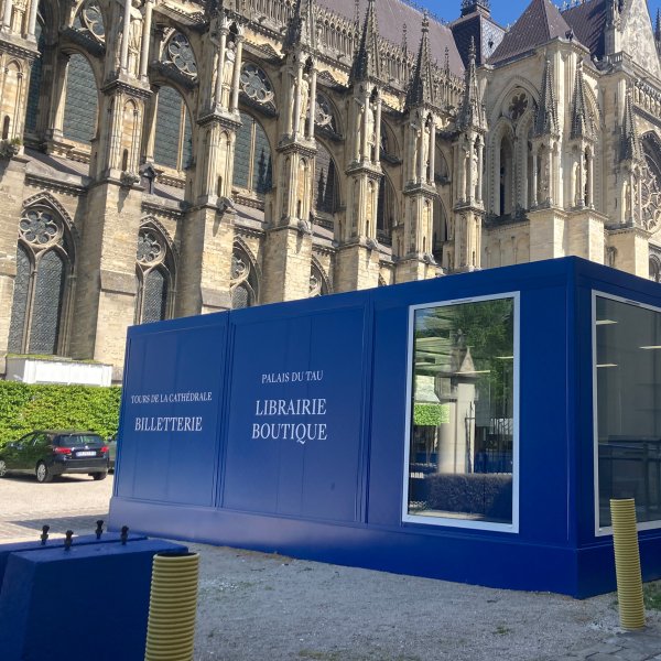 Billetterie et boutique modulaire ALGECO® bleue à côté de la cathédrale de Reims pour le Palais du Tau