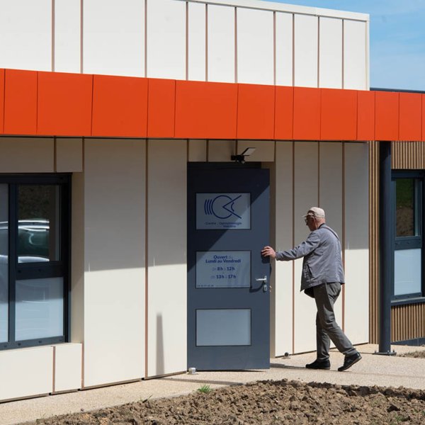 personne entrant au centre ophtalmologique modulaires ALGECO® de Bromont-Lamothe (63230)