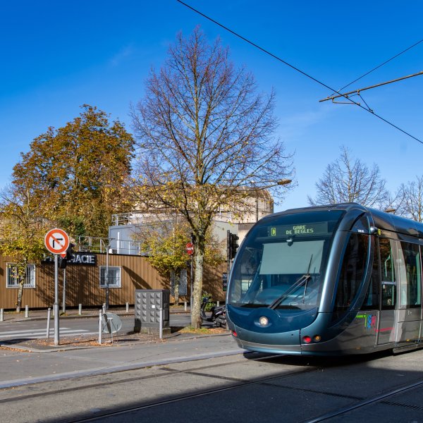 Tramway en station dans un environnement urbain