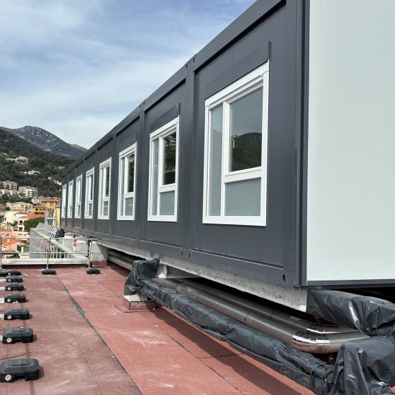 Bureaux modulaires ALGECO® sur le toit de l’hôpital La Palmosa de Menton