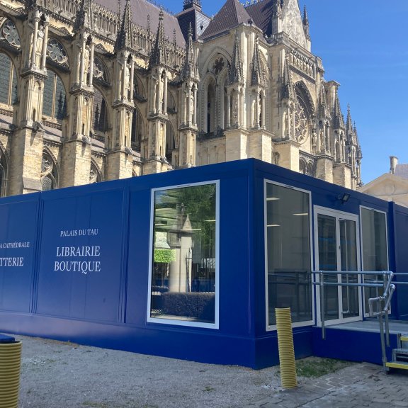 Billetterie et boutique modulaire ALGECO® bleue à côté de la cathédrale de Reims pour le Palais du Tau