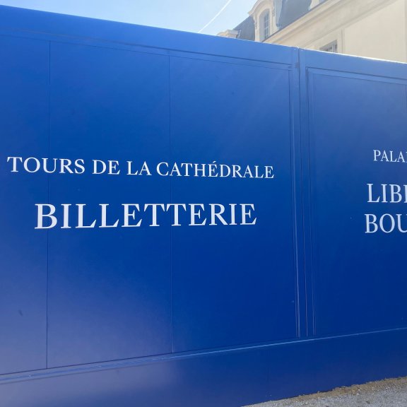 Façade de la billetterie et boutique modulaire ALGECO® bleue pour le Palais du Tau de Reims