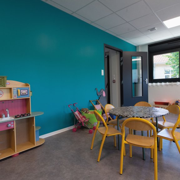 jeux, table et poussettes pour la salle de classe modulaire en open space ALGECO® de l’école primaire de Chanteranne à Clermont Ferrand